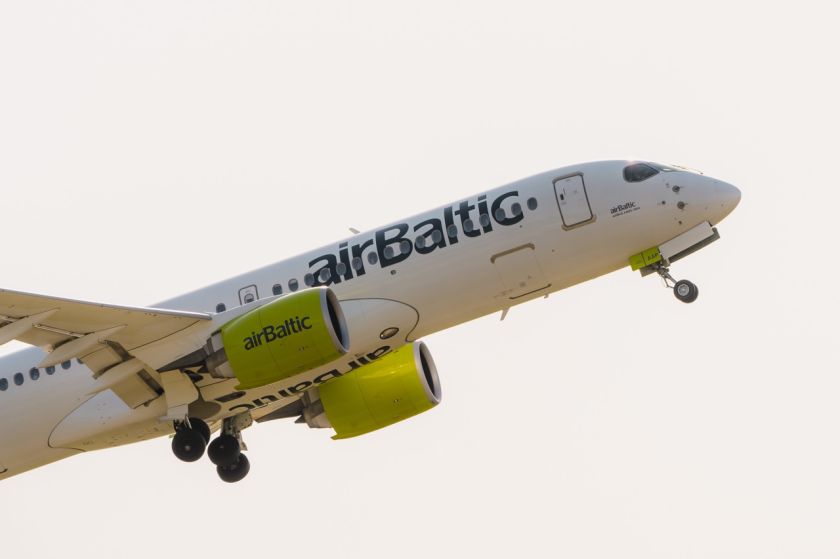 „airBaltic“ populiariausios kryptys vasarį – Tenerifė, Barselona ir Amsterdamas
