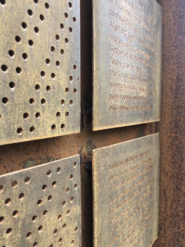 
Raižiuose atidarė interaktyvią lauko ekspoziciją: kviečia pažinti iki šiandien išlikusią totorių bendruomenę                