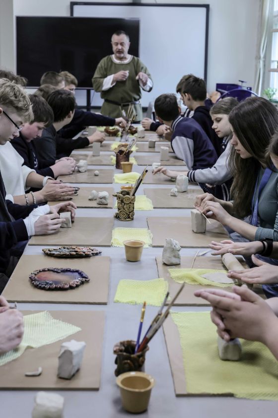 Senieji amatai – jaunose rankose: kaip Kuršėnų jaunimas atrado tradicinių amatų grožį