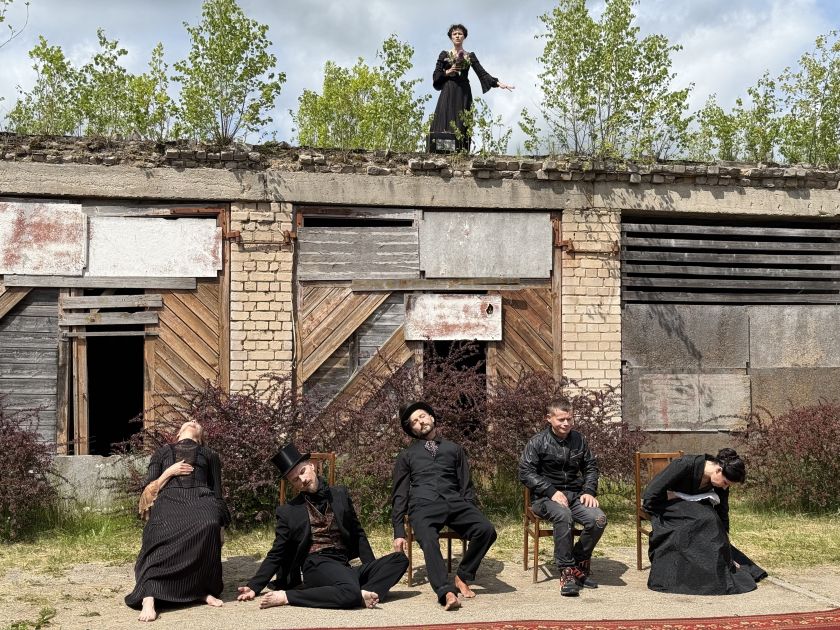 Į Klaipėdą kviečia spalvingasis gatvės teatrų festivalis „Šermukšnis“