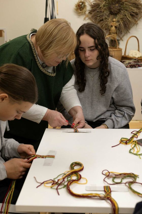 Senieji amatai – jaunose rankose: kaip Kuršėnų jaunimas atrado tradicinių amatų grožį