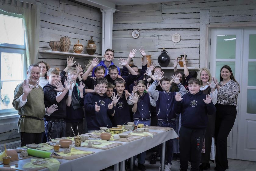 Senieji amatai – jaunose rankose: kaip Kuršėnų jaunimas atrado tradicinių amatų grožį