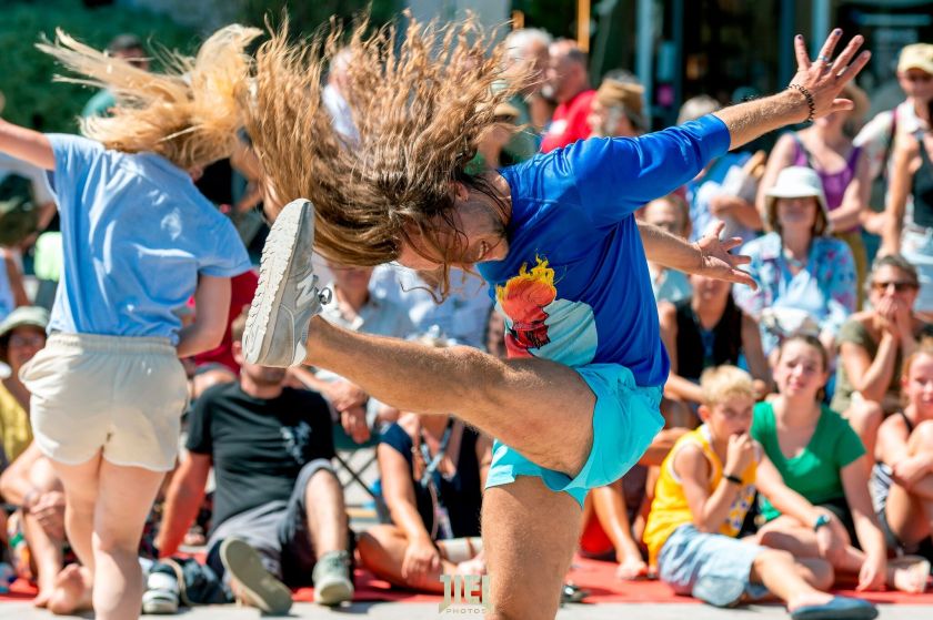 Į Klaipėdą kviečia spalvingasis gatvės teatrų festivalis „Šermukšnis“