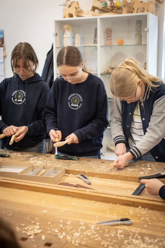 Senieji amatai – jaunose rankose: kaip Kuršėnų jaunimas atrado tradicinių amatų grožį