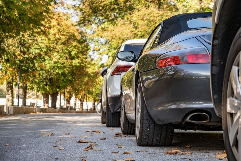Stiklo įdaužos, akumuliatorių kaprizai ir lapų pinklės: kodėl ruduo – išbandymas automobiliams?
