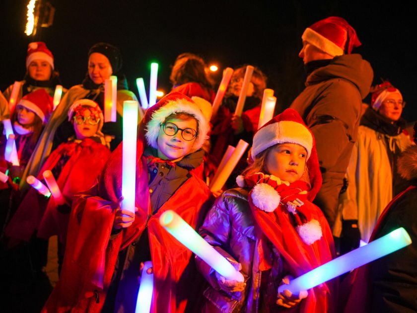 Šventinė nuotaika Mažeikiuose – atidarytas Kalėdų miestelis