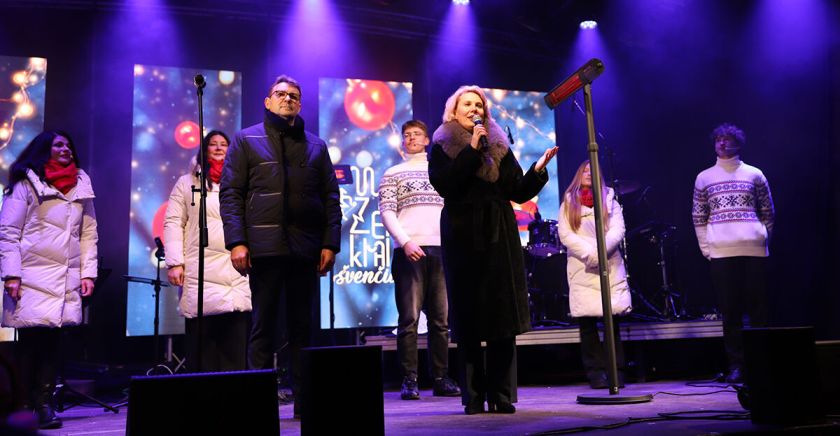 Šventinė nuotaika Mažeikiuose – atidarytas Kalėdų miestelis