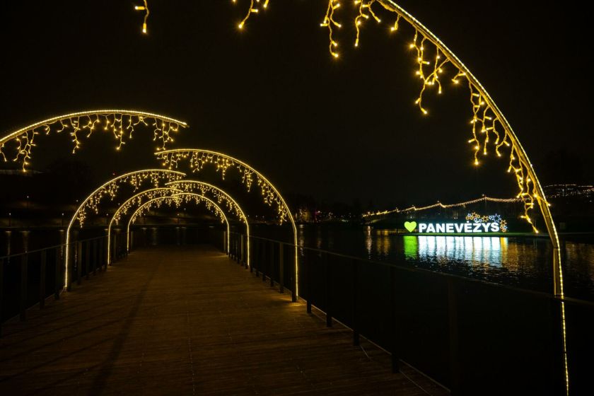 Kalėdinis pasivaikščiojimas Panevėžyje: šviesos, menas ir istorija